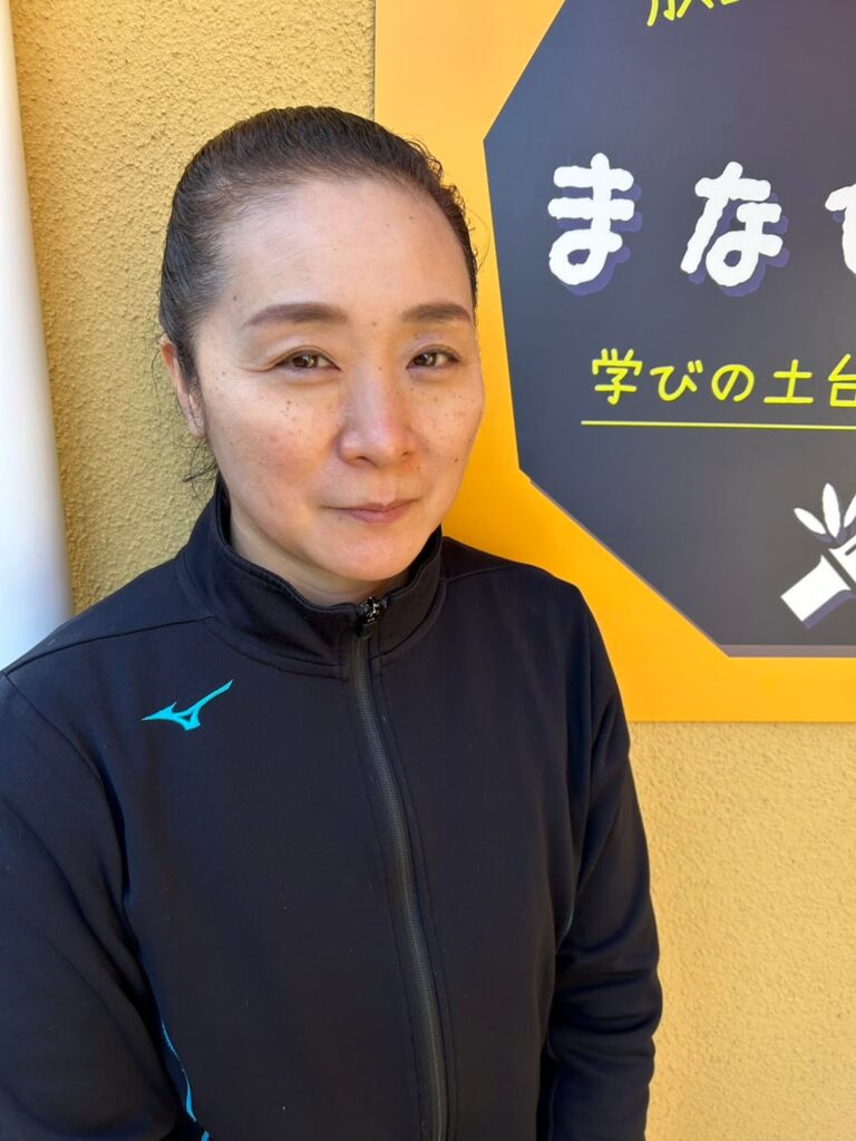 さいたま市の放課後等デイサービスで療育を行う児童指導員の写真。求人する人の先輩となる。ビジョントレーニング療育を行う人材