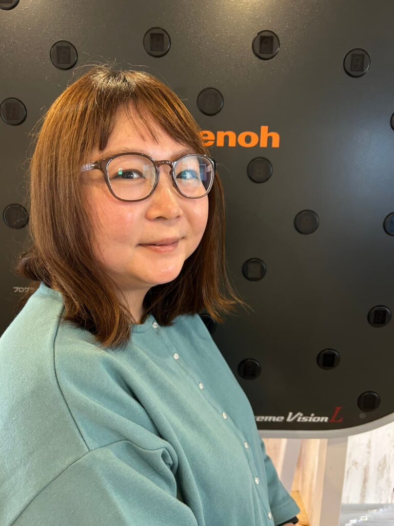 さいたま市の放課後等デイサービスで療育を行う児童指導員パートの写真。求人する人の先輩となる。ビジョントレーニング療育を行う人材