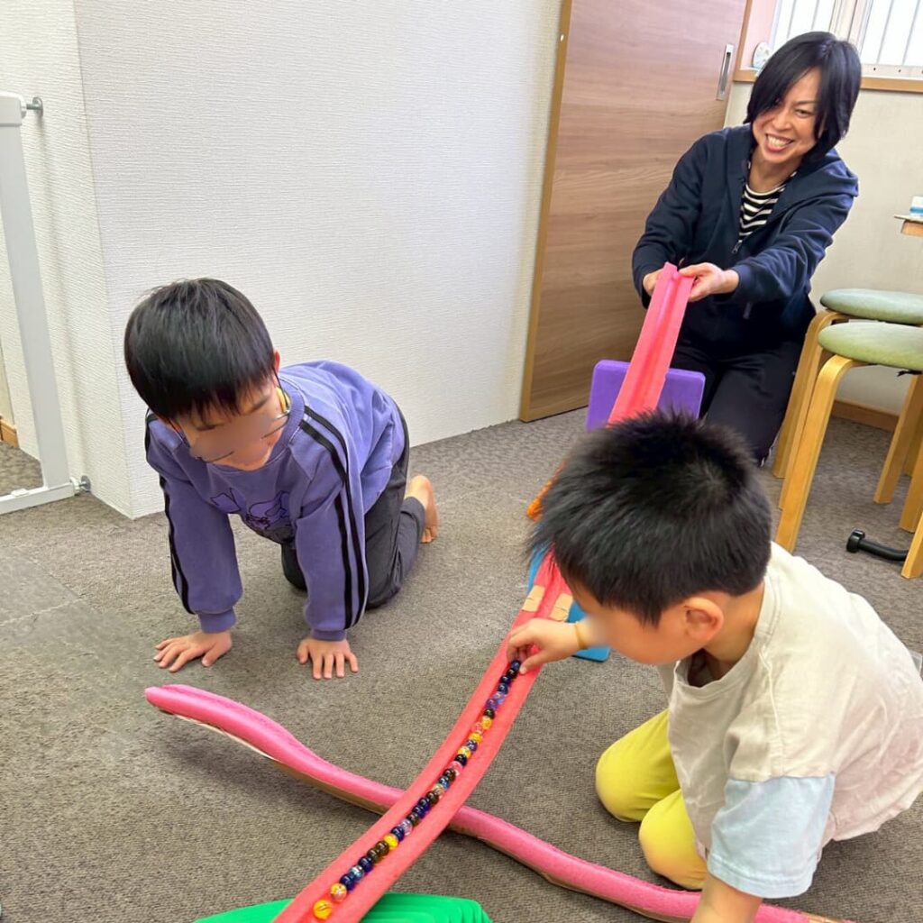 保育士パートが子どもたちと遊んでいる様子。保育士・児童指導員の求人。療育の様子。
